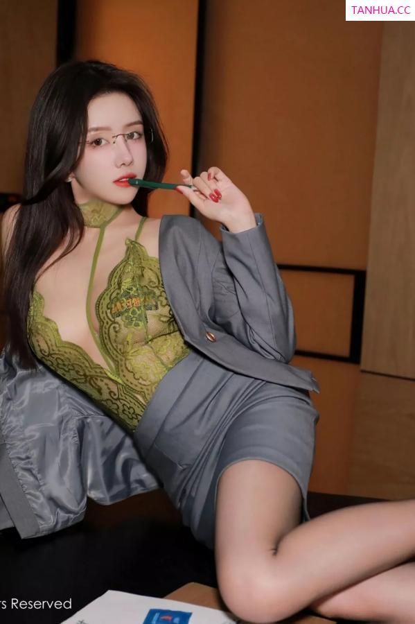   [XiuRen]高清写真图 2025.04.07 No.10119 唐翩翩 OL服饰第20张图片